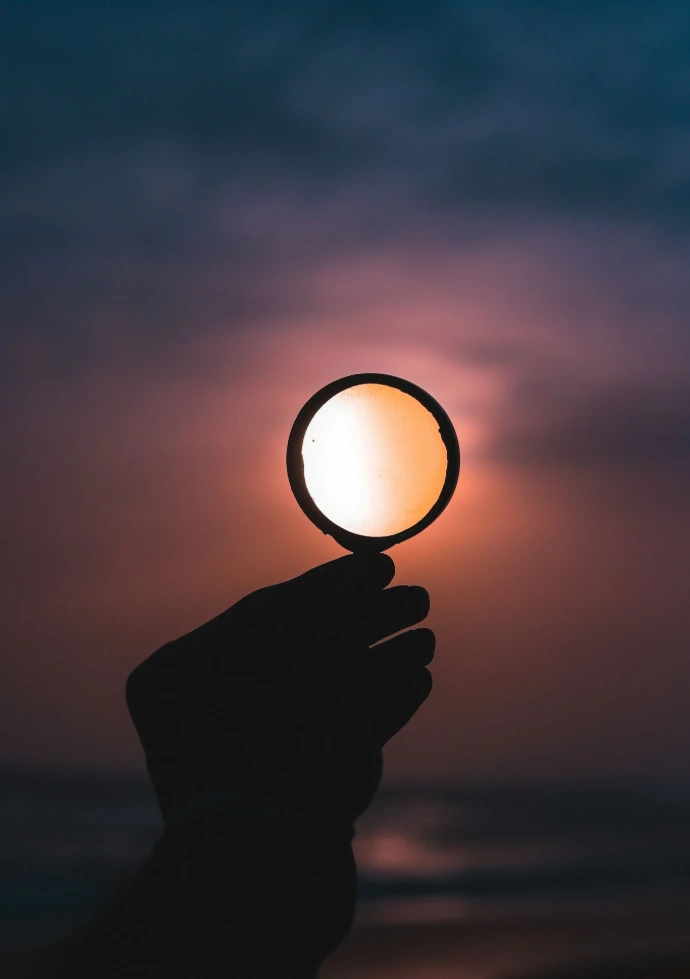 Loupe symbolisant le suivi et l'accompagnement continu