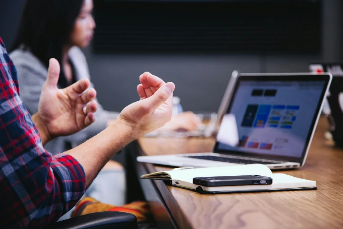 Consultant en expertise comptable expliquant une stratégie lors d'une réunion