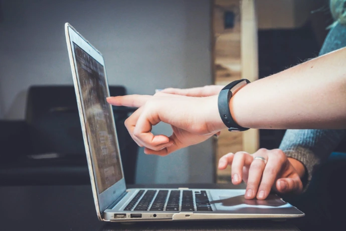 Collaborateur junior travaillant sur un logiciel de comptabilité sur son ordinateur portable