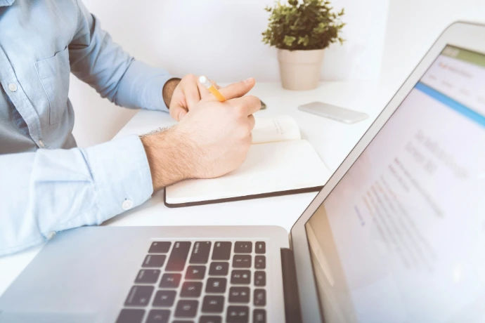 Prise de notes pour la préparation d'un rendez-vous client