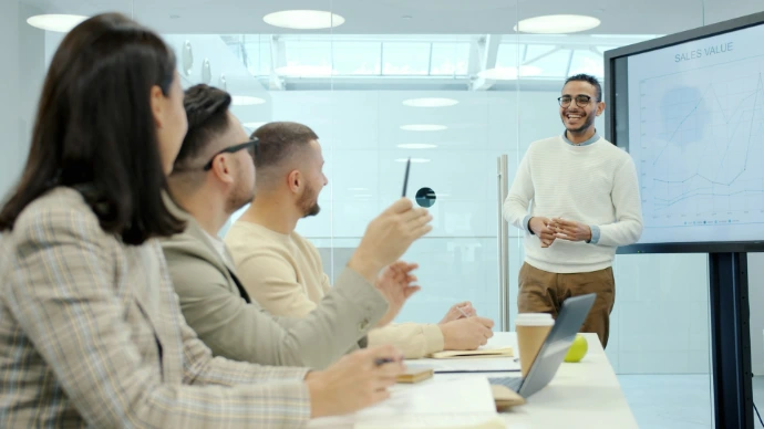 Collaborateur expérimenté présentant des solutions comptables à ses collègues